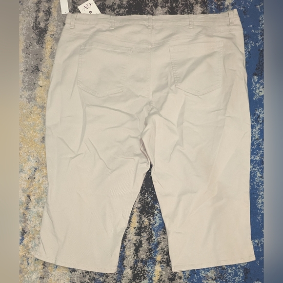 NWT,Gloria Vanderbilt Amanda,khaki, stretch, slimming capris-women's 24w - Picture 7 of 7